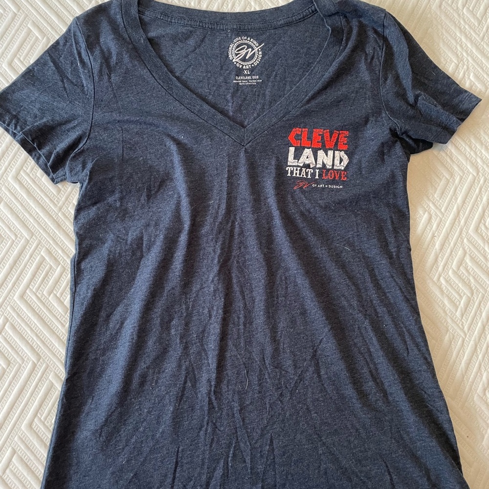 Cleveland Indians V-Neck Shirt (size XL)